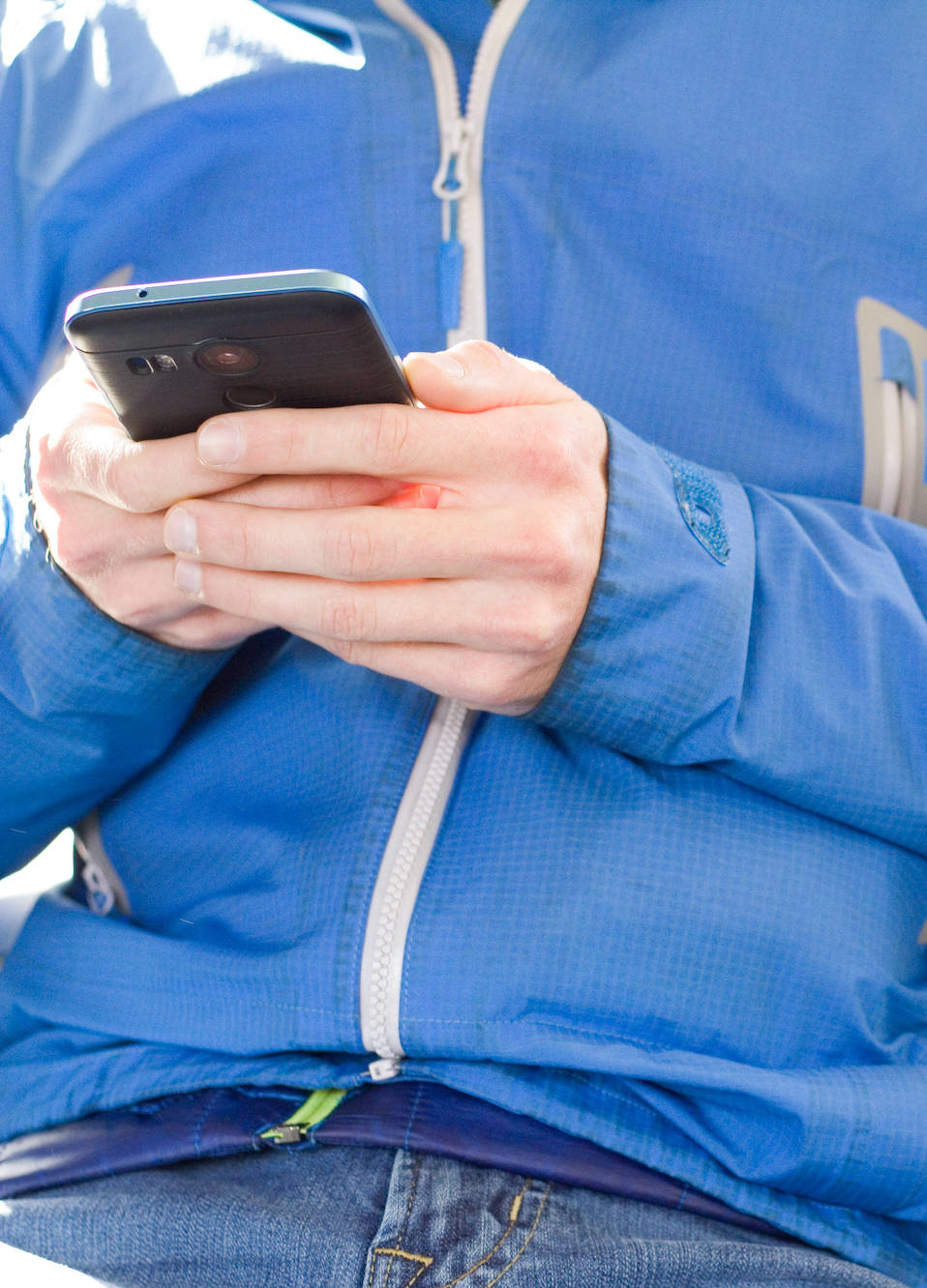 Mann mit Smartphone im Bus