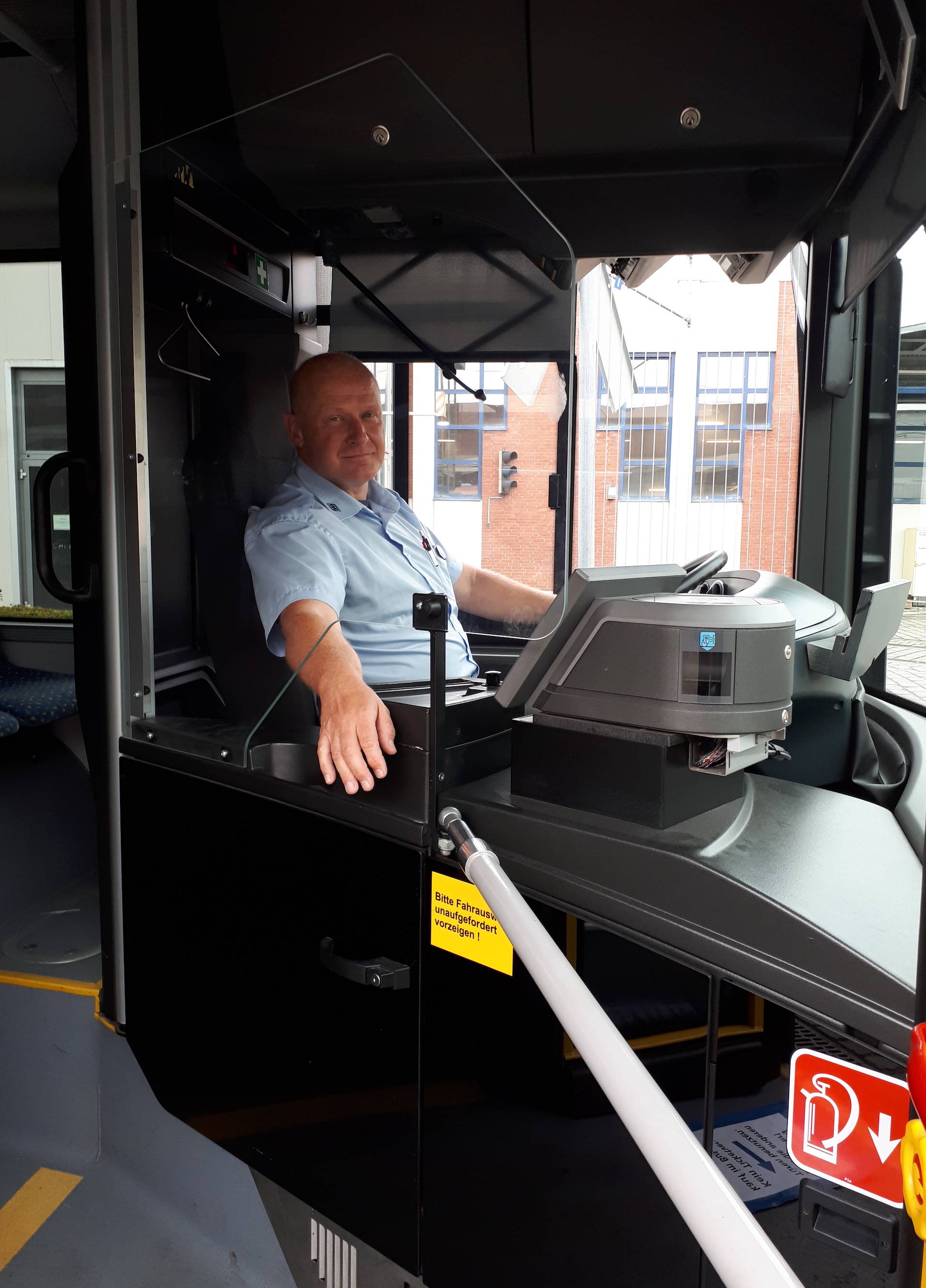 KVG-Busfahrer hinter Trennscheibe