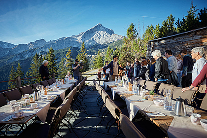 Felix Neureuther trifft Sieger*innen des #BesserWeiter-Gewinnspiels beim Meet and Greet. 