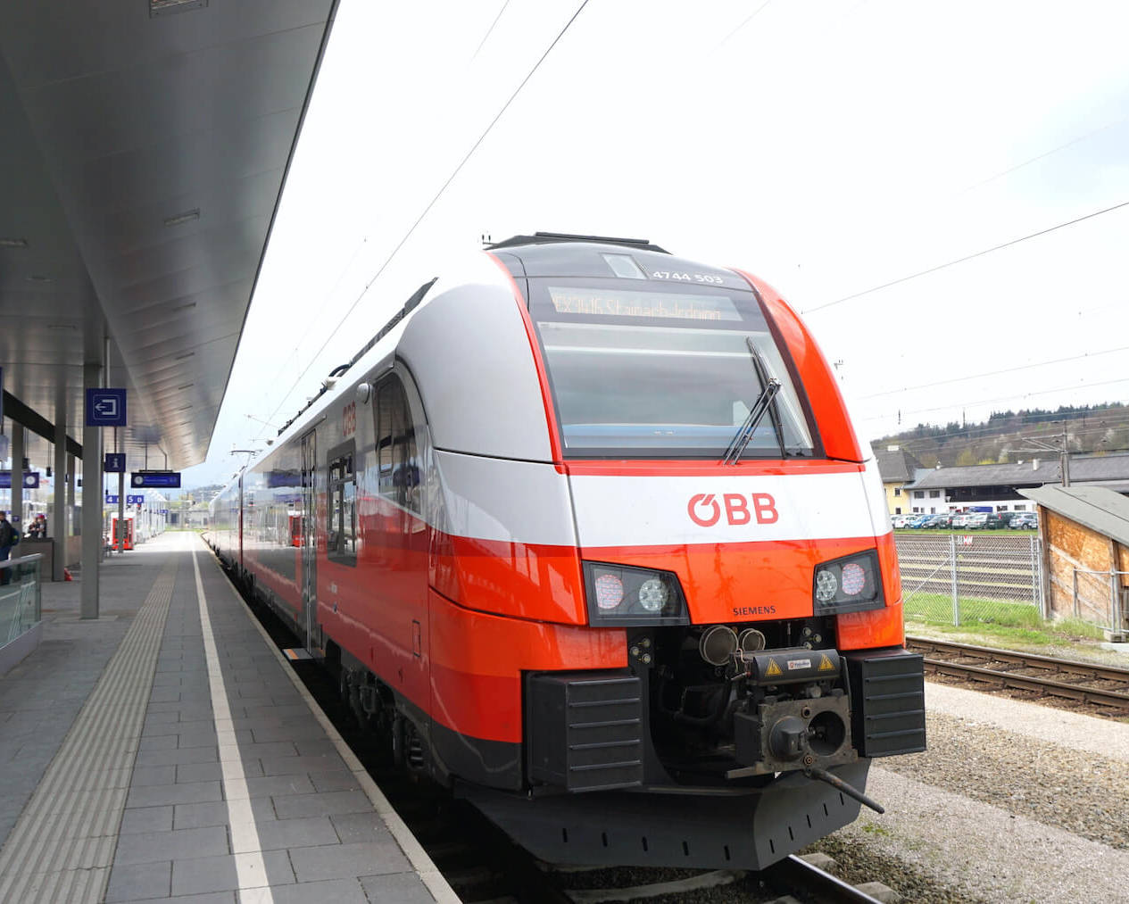 Ein ÖBB-Zug steht im Bahnhof