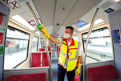 Mitarbeiter des Hochbahn-Hygieneteams reinigt Bahn-Innenraum.