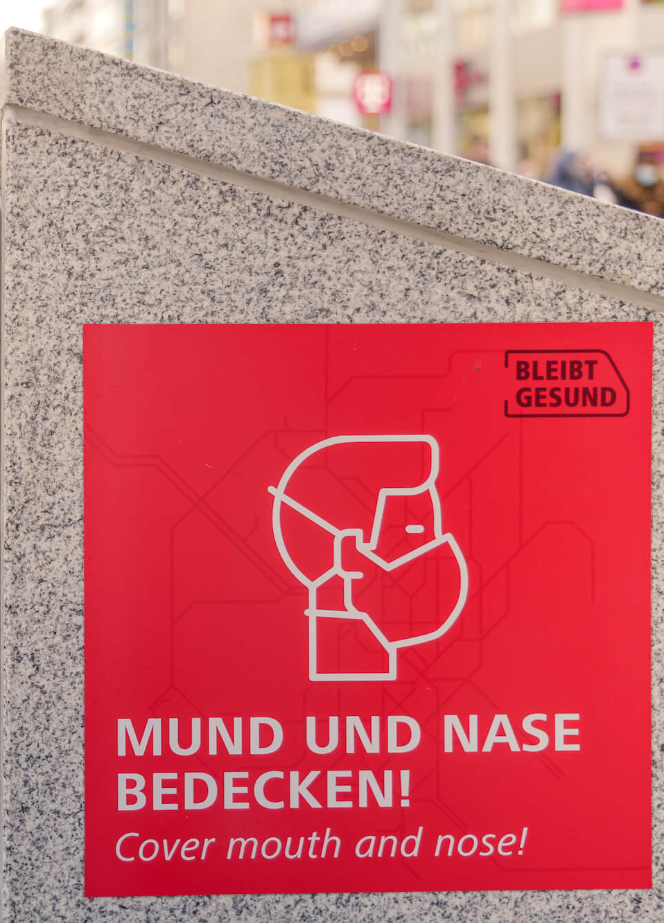 Hinweis auf Maskenpflicht am Eingang einer U-Bahn-Station