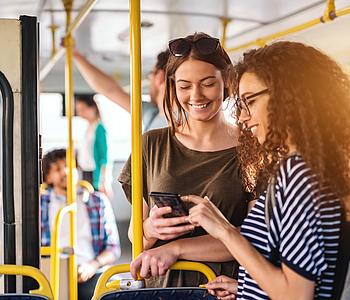 Jugendliche stehen im Bus