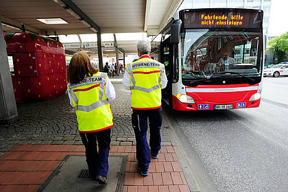 Reinigungsteams der Hamburger Hochbahn auf dem Weg zum Bus