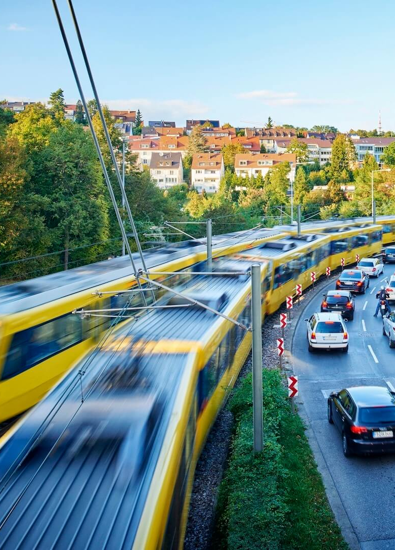 VVS-Bahn zieht an einem Stau in Stuttgart vorbei