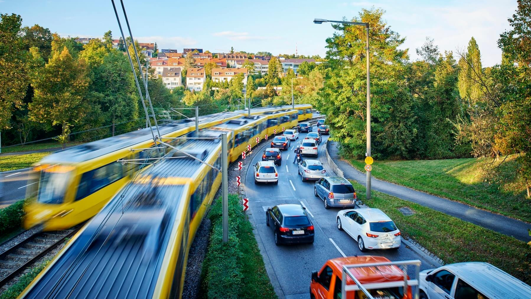 VVS-Bahn zieht an einem Stau in Stuttgart vorbei