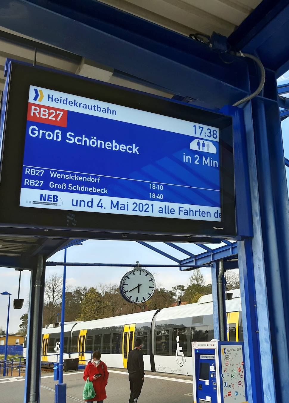 Anzeigetafel am Bahnhof gibt Auslastung an