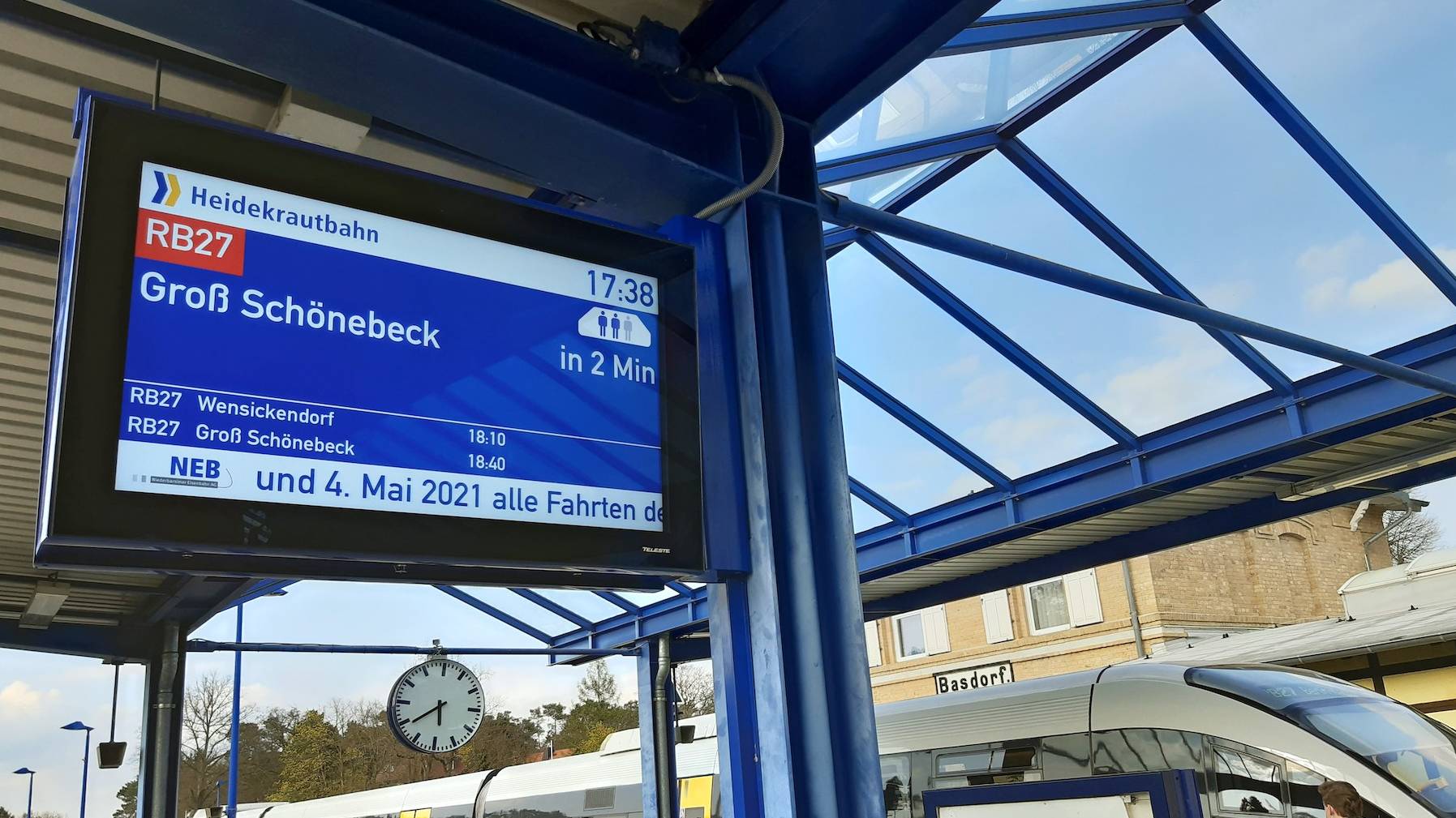 Anzeigetafel am Bahnhof gibt Auslastung an