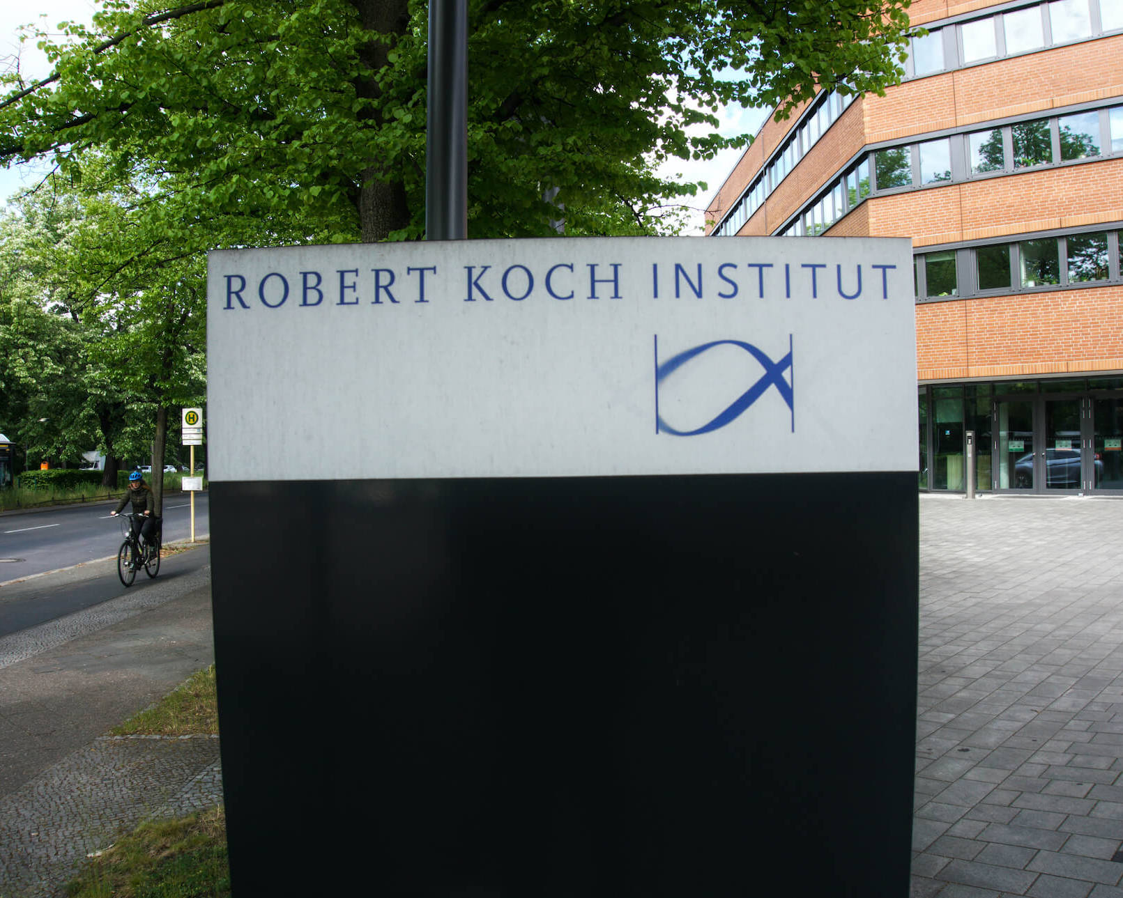 Schild des Robert-Koch-Instituts