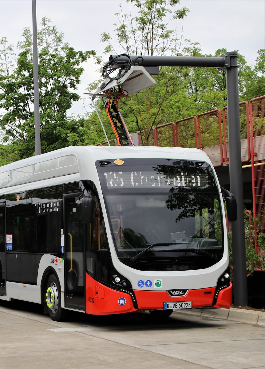 E-Bus der KVB wird mit Strom aufgeladen