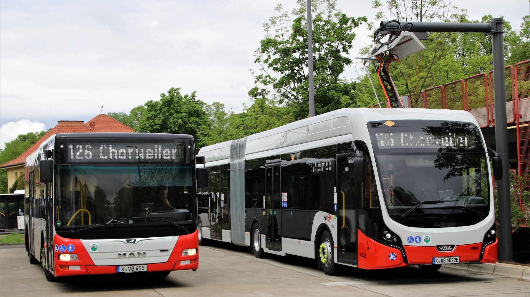 E-Bus der KVB wird mit Strom aufgeladen