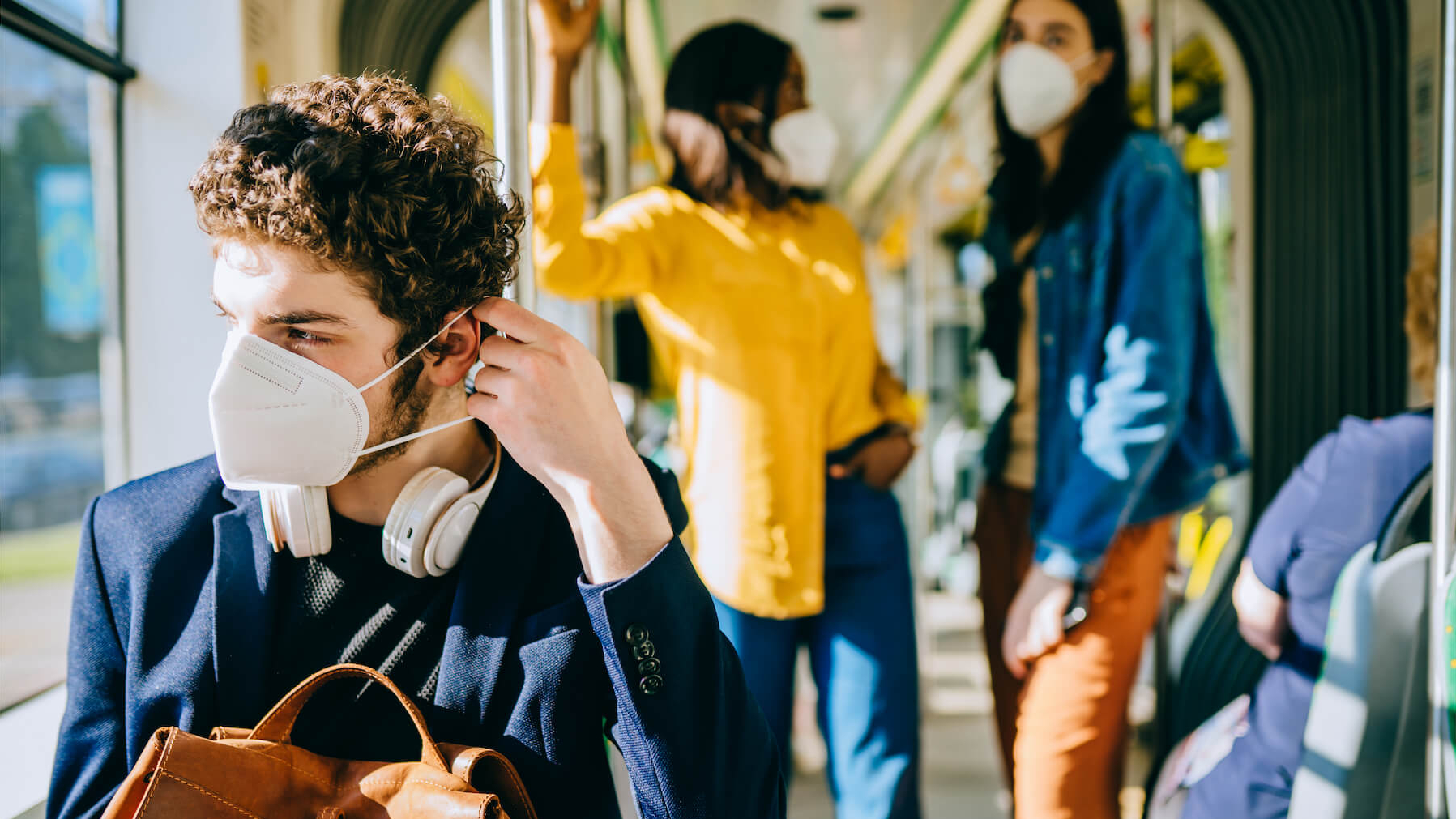 Menschen fahren mit Maske Bus